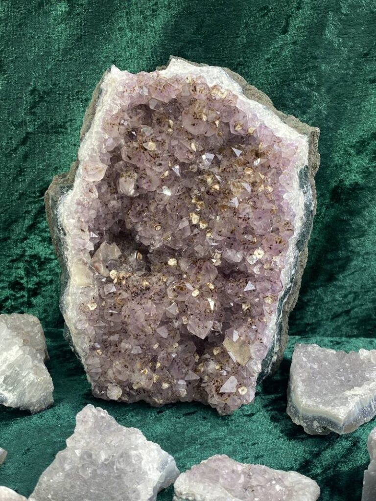 Amethist met hematiet puntjes - edelsteen bij CrystalKoorn