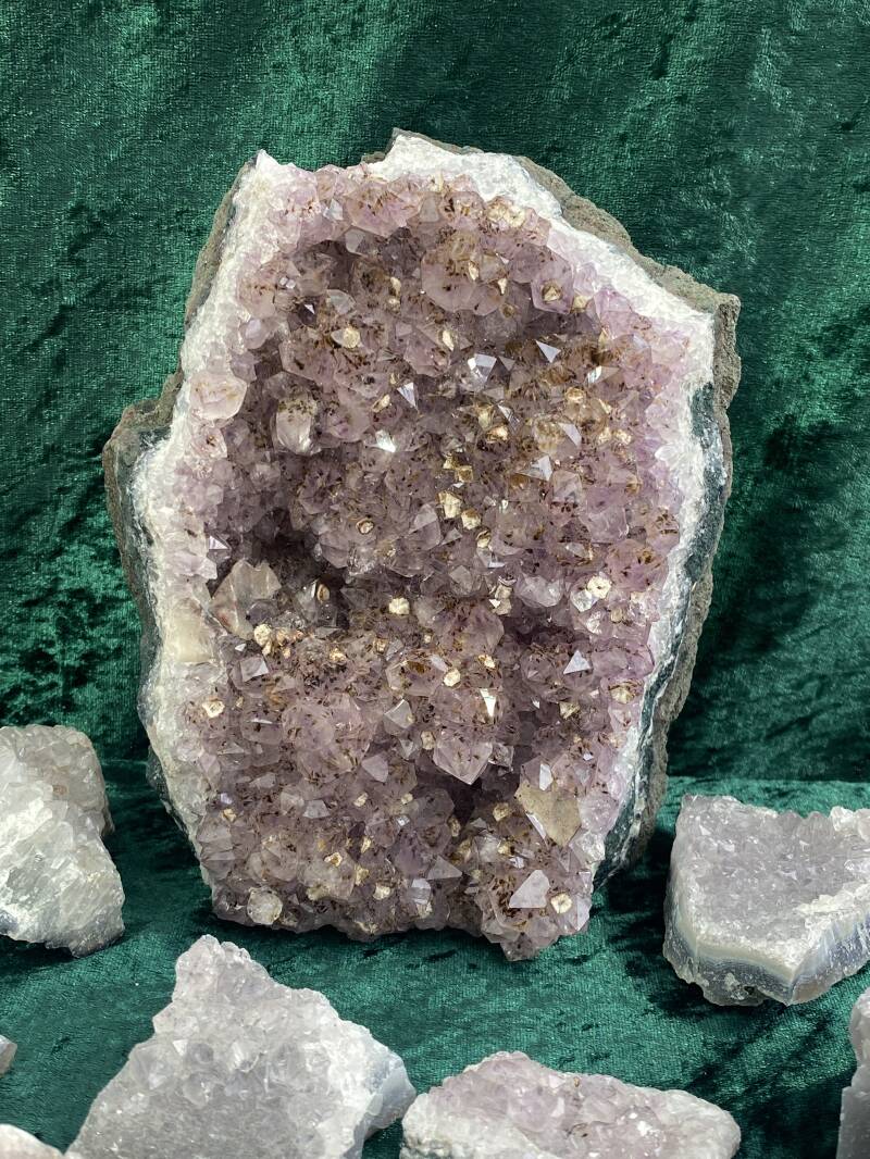 Amethist met hematiet puntjes - edelsteen bij CrystalKoorn